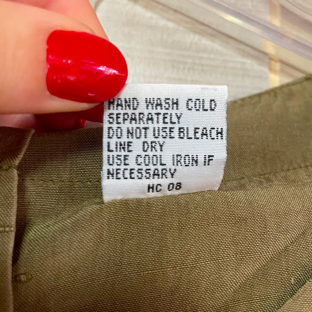 Chaus 100% Silk Olive Green Button Back Split Hem Short Sleeve Top Sz 14 - Picture 4 of 6